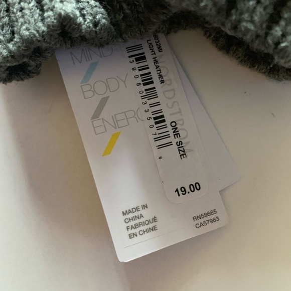 Zella Grey Light Heather One Size Snowcap Mittens. - Picture 3 of 4